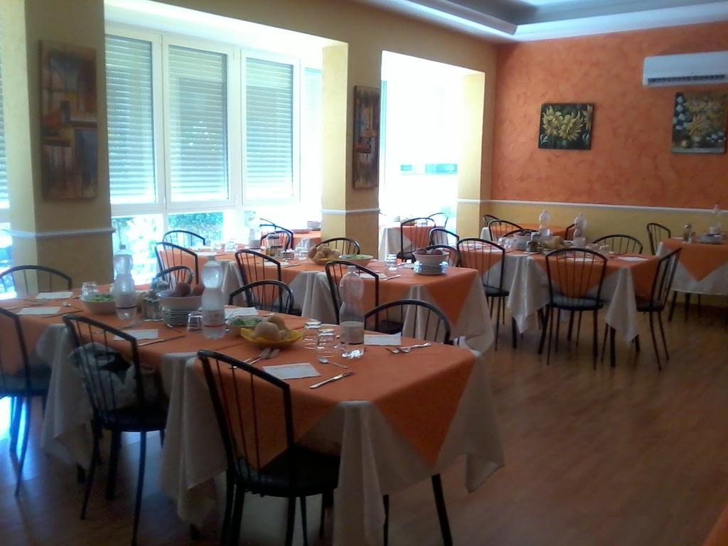 Hotel Oria Rimini Bagian luar foto